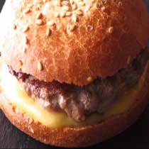 Miniburger con queso de cabra, trufa y manzana Miniburger con queso de cabra, trufa y manzana