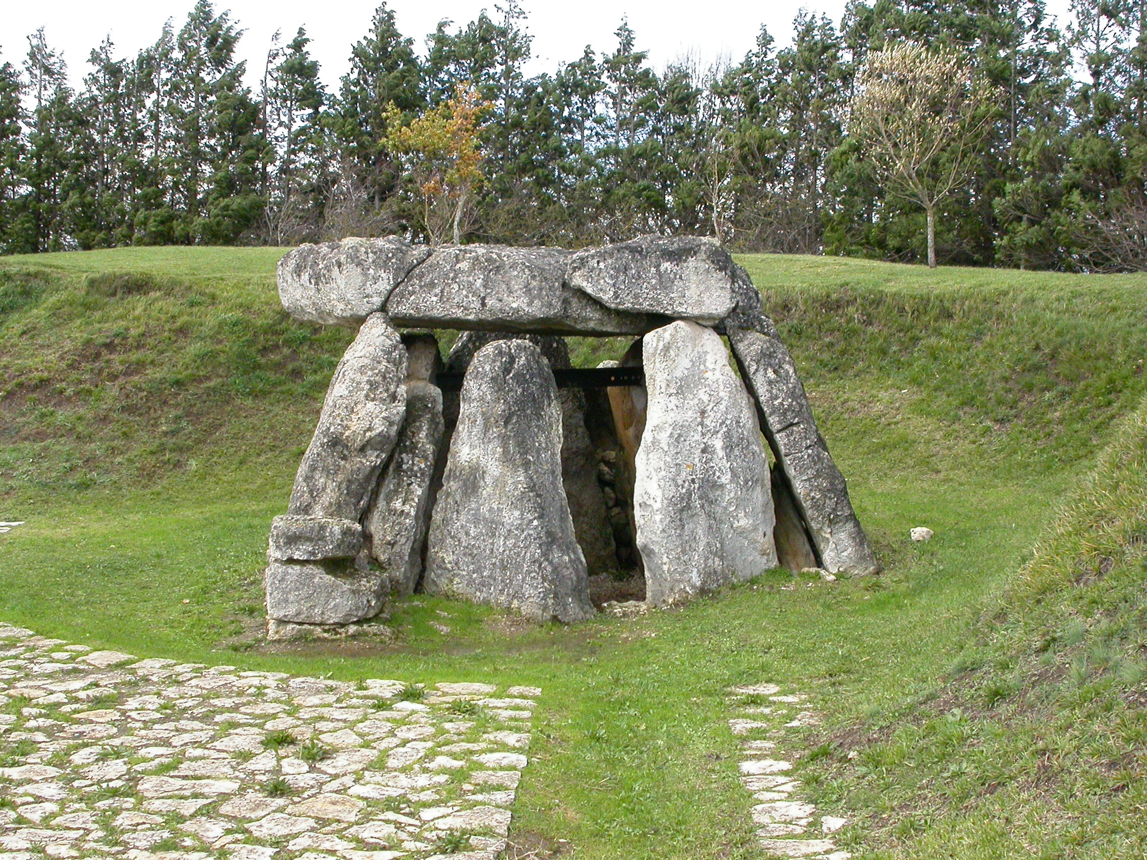 Dolmen de Aizkomendi. Ondarea. Sistema de información del Patrimonio  Cultural Vasco